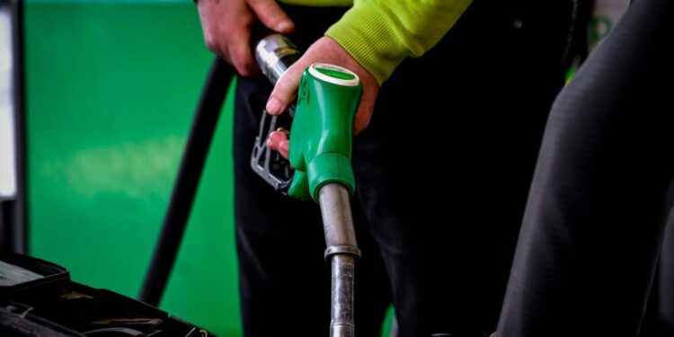 Πρ. Ένωσης Βενζινοπωλών Αττικής στο ΕΡΤnews: Προς κινητοποιήσεις οι πρατηριούχοι – «Πονηρό» το πλαφόν της κυβέρνησης – Στα 9,5 λεπτά το καθαρό κέρδος