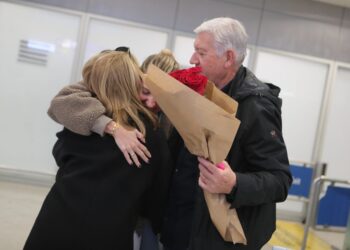 Επαναπατρίστηκαν άλλοι 136 Έλληνες από τη Μέση Ανατολή - Χαμόγελα, αγκαλιές και ανακούφιση - ertnews.gr
