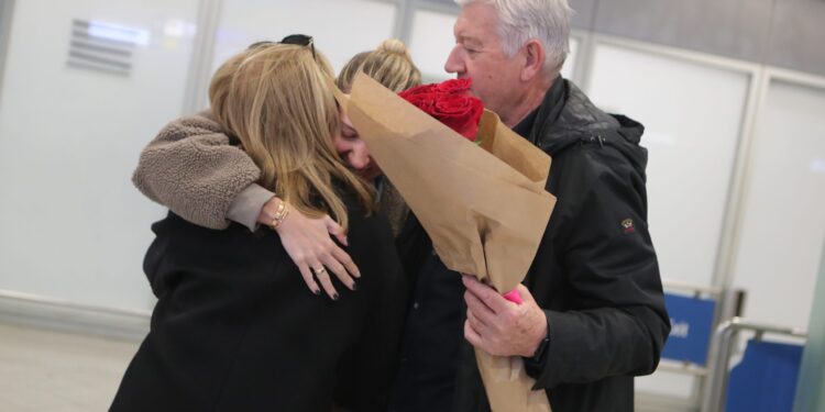 Επαναπατρίστηκαν άλλοι 136 Έλληνες από τη Μέση Ανατολή - Χαμόγελα, αγκαλιές και ανακούφιση - ertnews.gr