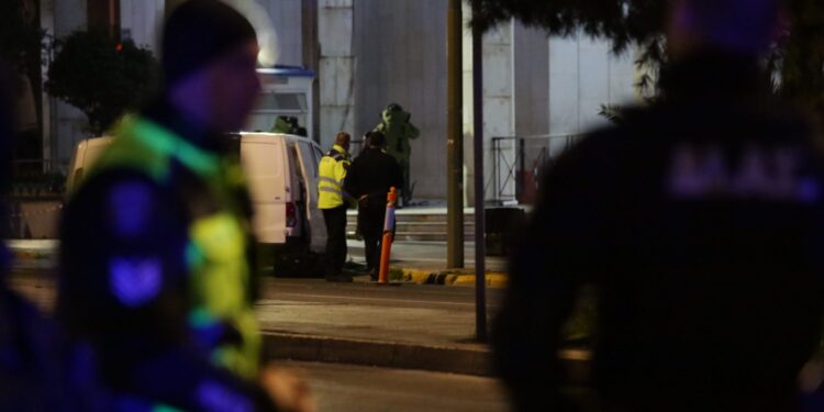 Στη φυλακή ο 48χρονος για το περιστατικό με τις χειροβομβίδες έξω από την ΓΑΔΑ - ertnews.gr