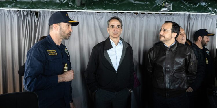 Μητσοτάκης και Χριστοδουλίδης επιθεώρησαν τη φρεγάτα «Κίμων» - «Καθήκον μας να προστατεύσουμε την Κύπρο» - ertnews.gr