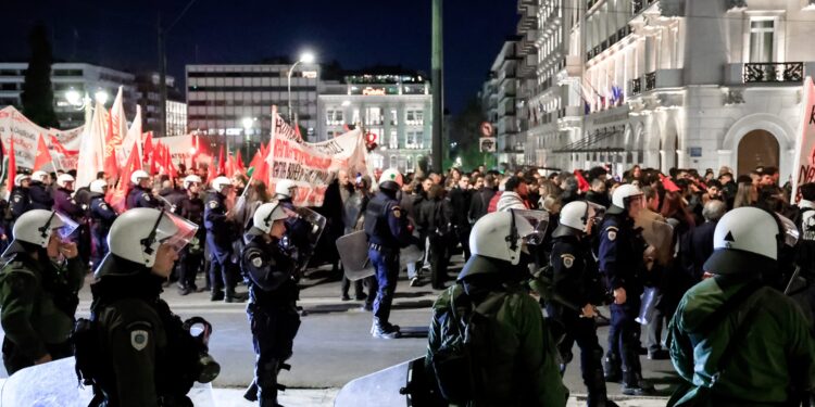Συγκέντρωση διαμαρτυρίας στο Σύνταγμα για τον πόλεμο στη Μέση Ανατολή - ertnews.gr