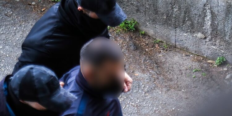 Δολοφονία Κλεομένη: Στον ανακριτή σήμερα ο δράστης και ο 19χρονος φίλος του θύματος - «Φύλλο και φτερό» κάνουν οι Αρχές κινητά και κεραίες, τι άλλο ερευνούν - ertnews.gr