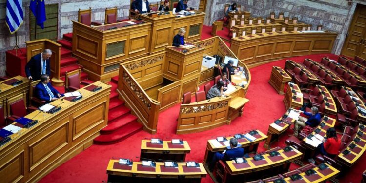 Βουλή: Κατά πλειοψηφία από ΝΔ και ΠΑΣΟΚ κυρώθηκε η ΠΝΠ κατά της αθέμιτης κερδοσκοπίας