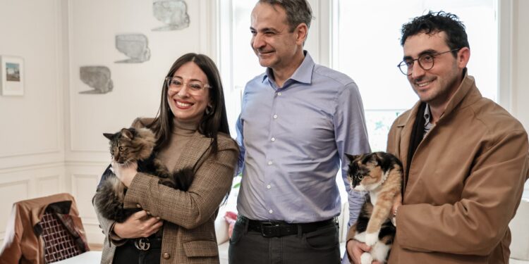 «Δημιουργήσαμε προηγούμενο» είπε ο Μητσοτάκης στους Έλληνες που επαναπατρίστηκαν από τη Μέση Ανατολή με τα κατοικίδιά τους - ertnews.gr