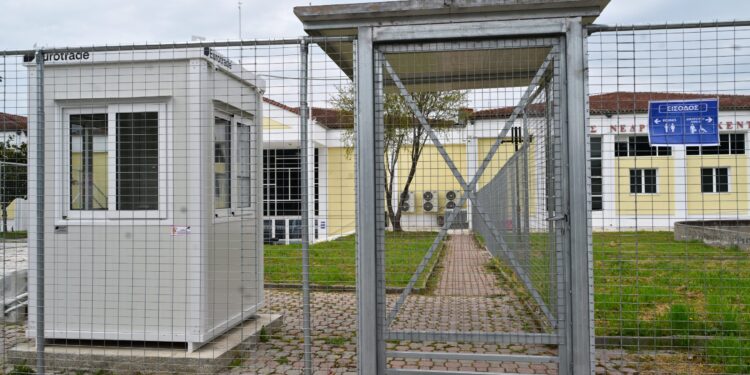 Αρχίζει η δίκη των Τεμπών - Αυστηρή φρούρηση στην ειδικά διαμορφωμένη αίθουσα στη Λάρισα - ertnews.gr