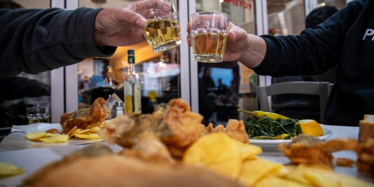 Sold out ο μπακαλιάρος σκορδαλιά - Δεν έμεινε καρέκλα αδειανή στις ψαροταβέρνες - ertnews.gr