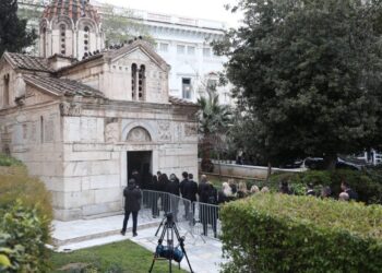 Μαρινέλλα: Στη Μητρόπολη Αθηνών η σορός της – Πλήθος κόσμου στο τελευταίο αντίο