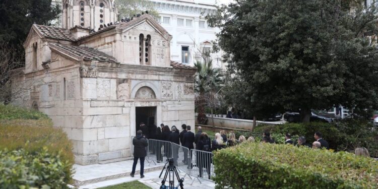 Μαρινέλλα: Στη Μητρόπολη Αθηνών η σορός της – Πλήθος κόσμου στο τελευταίο αντίο