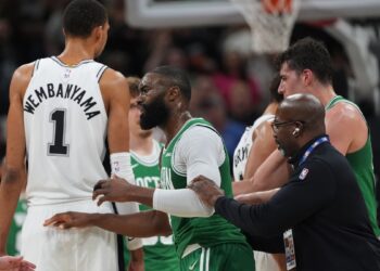 Έξαλλος ο Τζέιλεν Μπράουν με τους διαιτητές - www.ertsports.gr