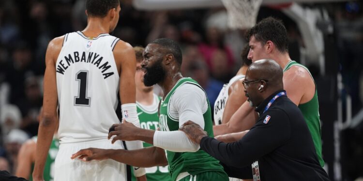 Έξαλλος ο Τζέιλεν Μπράουν με τους διαιτητές - www.ertsports.gr