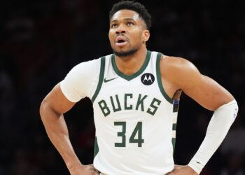 Χωρίς Γιάννη απέναντι στους Χοκς οι Μπακς - www.ertsports.gr