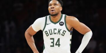 Χωρίς Γιάννη απέναντι στους Χοκς οι Μπακς - www.ertsports.gr