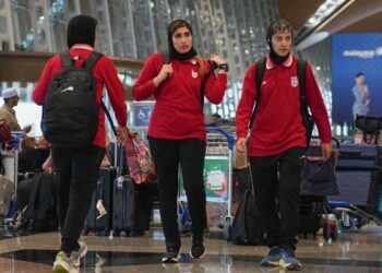 Στην Κωνσταντινούπολη τα μέλη της γυναικείας ομάδας ποδοσφαίρου του Ιράν (vid) - www.ertsports.gr