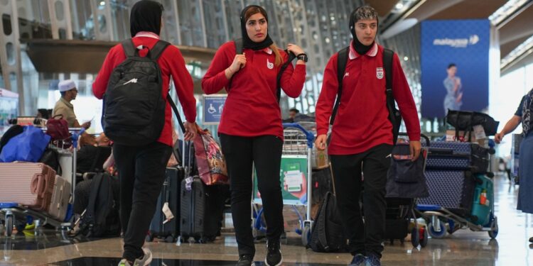 Στην Κωνσταντινούπολη τα μέλη της γυναικείας ομάδας ποδοσφαίρου του Ιράν (vid) - www.ertsports.gr