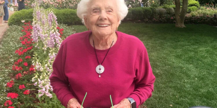 Γιόρτασε τα 100ά γενέθλιά της και μοιράζεται απλές συμβουλές μακροζωίας