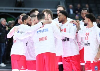 Οι πανηγυρισμοί των παικτών του Ολυμπιακού στα αποδυτήρια του "T-Center" (vid) - www.ertsports.gr