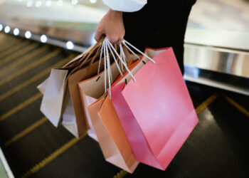 Shopping therapy: Μπορεί όντως να μας βοηθήσει ψυχολογικά μια βόλτα στα μαγαζιά;