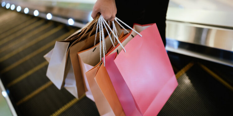 Shopping therapy: Μπορεί όντως να μας βοηθήσει ψυχολογικά μια βόλτα στα μαγαζιά;