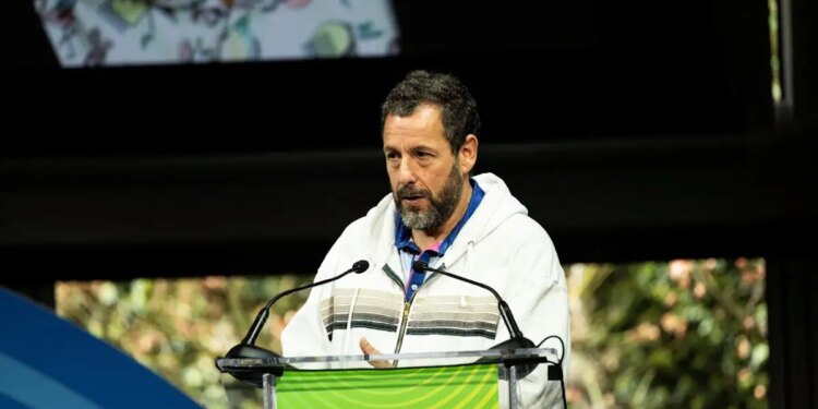 Ο Άνταμ Σάντλερ ήταν ο πιο ακριβοπληρωμένος ηθοποιός του Χόλιγουντ το 2025 με 48 εκατ. δολάρια