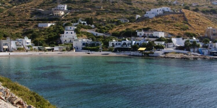 Αγαθονήσι: Παρέλαση των δύο μαθητών του νηπιαγωγείου μαζί με μαθητές από τα Βριλήσσια