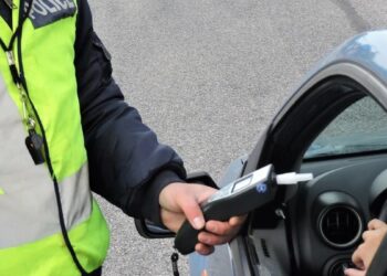 Πειραιάς: Μεθυσμένος οδηγός προκάλεσε ζημιές σε τέσσερα σταθμευμένα αυτοκίνητα
