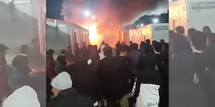 Φωτιά σε κοντέινερ στο κέντρο κράτησης μεταναστών στην Αμυγδαλέζα (Δείτε βίντεο) - ertnews.gr
