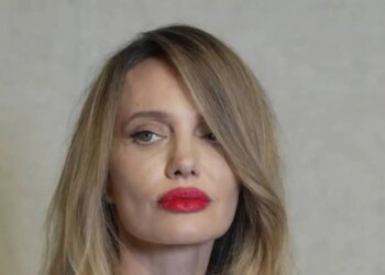 Η Αντζελίνα Τζολί με λευκή μεταξωτή ρόμπα και κατακόκκινο κραγιόν σε εκδήλωση του Tom Ford στη Σανγκάη