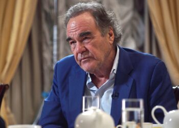 Όλιβερ Στόουν: Τώρα πόλεμος στο Ιράν, δεν μαθαίνουμε ποτέ το μάθημά μας