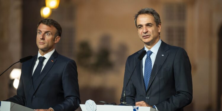 Στην Κύπρο ο Μητσοτάκης - Κρίσιμη συνάντηση με Μακρόν και Χριστοδουλίδη στην Πάφο - ertnews.gr