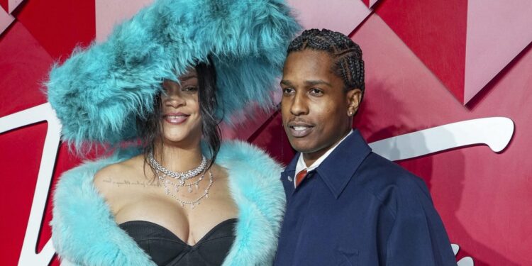 Επίθεση στο σπίτι της Ριάνα, ενώ η τραγουδίστρια βρισκόταν μέσα – Συνελήφθη η 30χρονη που πυροβολούσε επανειλημμένα