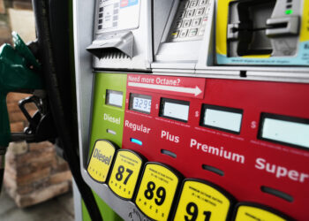 Πετρέλαιο: Στα 93 δολάρια σήμερα το Brent – Πώς διαμορφώνονται οι τιμές στην αντλία