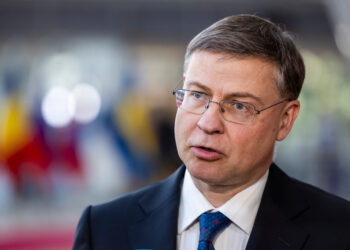 Eurogroup: Εάν συνεχιστεί η σύγκρουση, η παγκόσμια οικονομία κινδυνεύει από ένα πληθωριστικό σοκ λέει ο Ντομπρόβσκις