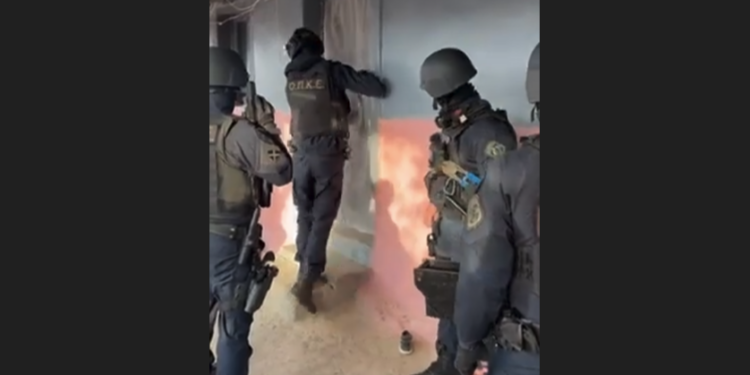 Καρέ καρέ επιχείρηση της ΕΛ.ΑΣ. σε καταυλισμούς Ρομά σε Παιανία και Σπάτα: 16 συλλήψεις για ρευματοκλοπή – Αφαιρέθηκαν 230 μέτρα καλωδίων