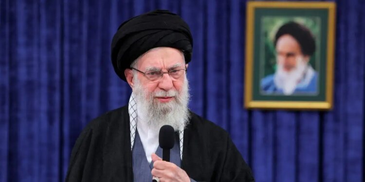 Όλες οι θεωρίες για το πώς η Μοσάντ εντόπισε τον Χαμενεΐ - Εμφυτεύματα δοντιών, χακάρισμα app προσευχής και κάμερα στο δαχτυλίδι του