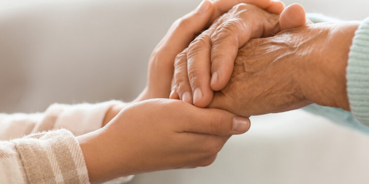 Πώς είναι να φροντίζεις ηλικιωμένους γονείς που δεν σε φρόντισαν όσο ήσουν παιδί