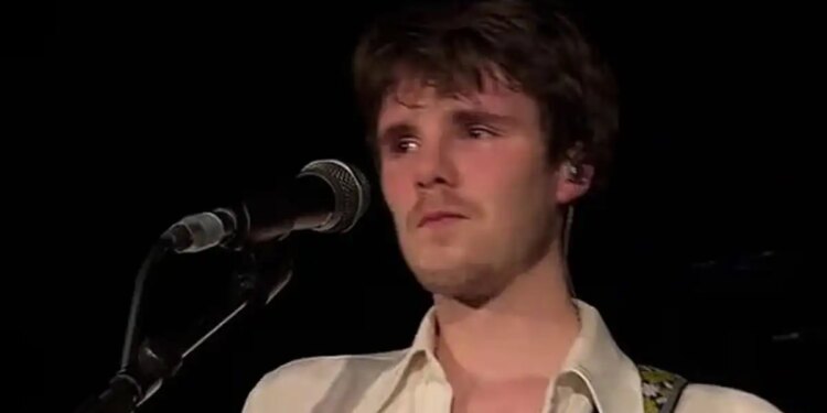 Ο Κρουζ Μπέκαμ συγκινεί με τραγούδι για τη «ραγισμένη καρδιά» της μητέρας του Βικτόρια σε συναυλία του