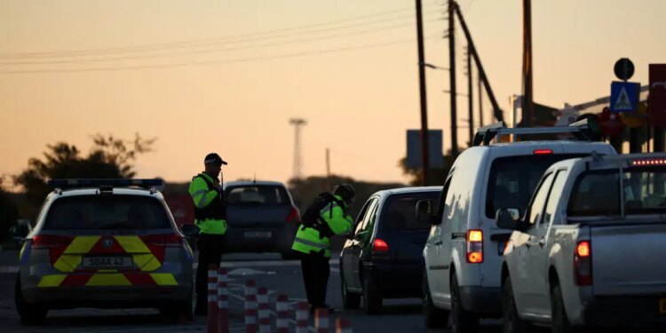 Κύπρος: Σε κόκκινο συναγερμό οι αστυνομικές αρχές - Με το δάκτυλο στη σκανδάλη σε σχολεία, συναγωγές και πρεσβείες