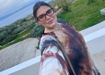 Το βίντεο που την τράβηξε ο σύντροφός της στην παραλία, με φόντο το ηλιοβασίλεμα
