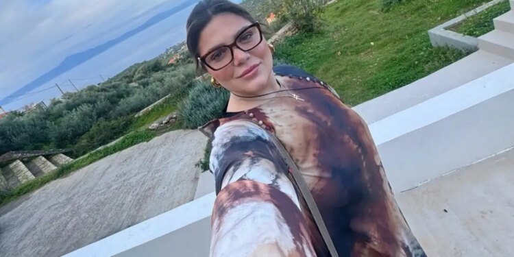 Το βίντεο που την τράβηξε ο σύντροφός της στην παραλία, με φόντο το ηλιοβασίλεμα