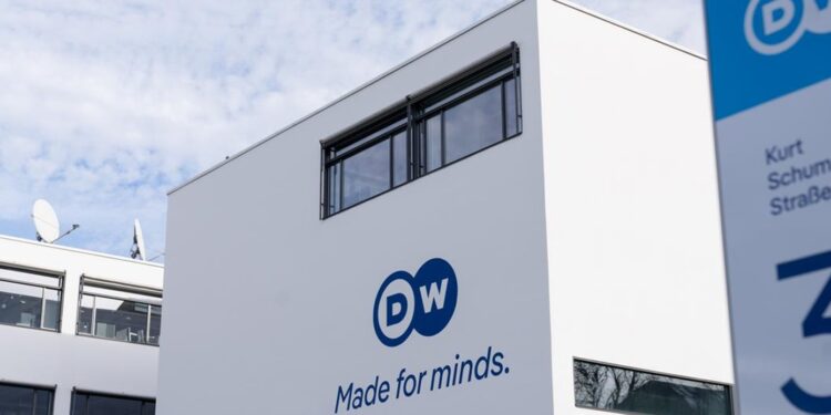 Deutsche Welle: Επιστολές ΕΣΗΕΑ σε δημοσιογραφικές ενώσεις και πολιτικούς φορείς για να μην καταργηθεί η ελληνόφωνη υπηρεσία