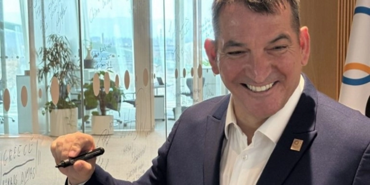 Ο Πύρρος Δήμας υπέγραψε στον Τοίχο των Ολυμπιονικών στη Λωζάνη - www.ertsports.gr