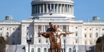 Άγαλμα των Τραμπ και Επστάιν εμπνευσμένο από σκηνή του «Τιτανικού» στην Ουάσιγκτον - «I’m the king of the world»