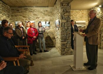 Με εξαιρετική επιτυχία τα εγκαίνια της έκθεσης «Αναμνήσεις από το Αιγαίο» του Robert McCabe στην Πάρο, παρουσία του ίδιου του φωτογράφο