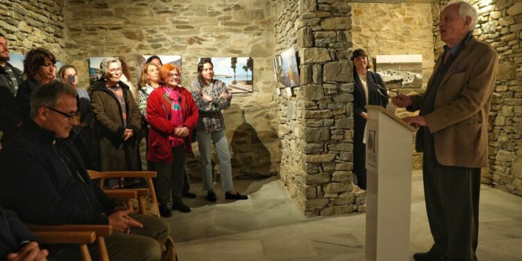 Με εξαιρετική επιτυχία τα εγκαίνια της έκθεσης «Αναμνήσεις από το Αιγαίο» του Robert McCabe στην Πάρο, παρουσία του ίδιου του φωτογράφο