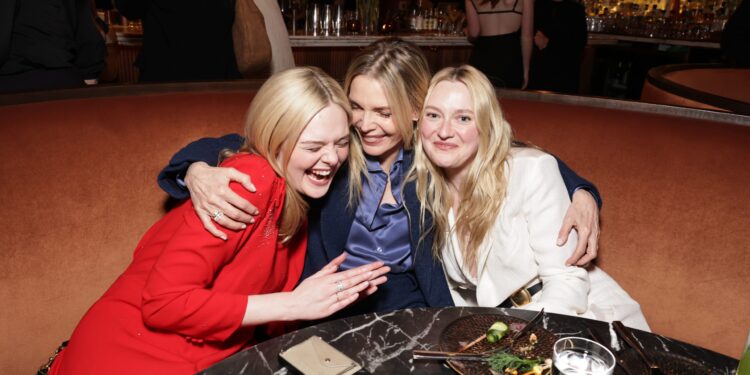 SXSW: Παγκόσμια πρεμιέρα για τη σειρά «Margo’s Got Money Troubles» με Elle Fanning και Michelle Pfeiffer