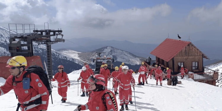Ο Ελληνικός Ερυθρός Σταυρός διοργάνωσε εντυπωσιακή διασωστική εκπαίδευση επιβίωσης και διάσωσης στον Όλυμπο