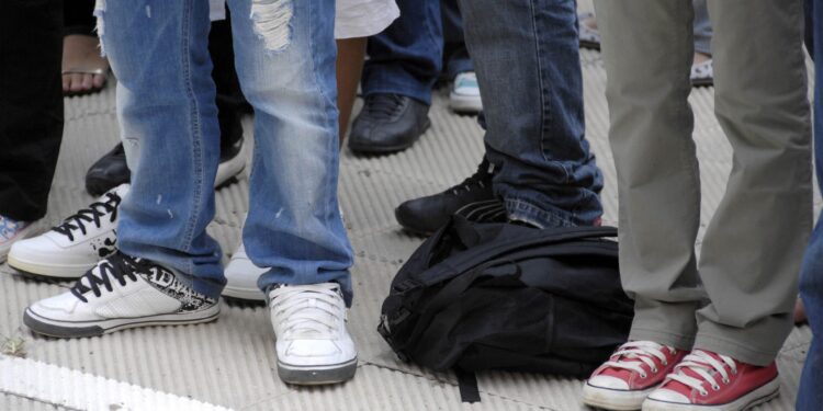 Δεκατετράχρονος μαθητής συνελήφθη για παράνομη οπλοκατοχή μέσα σε Γυμνάσιο - ertnews.gr