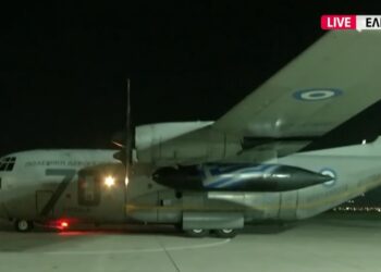 Επέστρεψαν οι 91 Έλληνες που είχαν εγκλωβιστεί στο Άμπου Ντάμπι