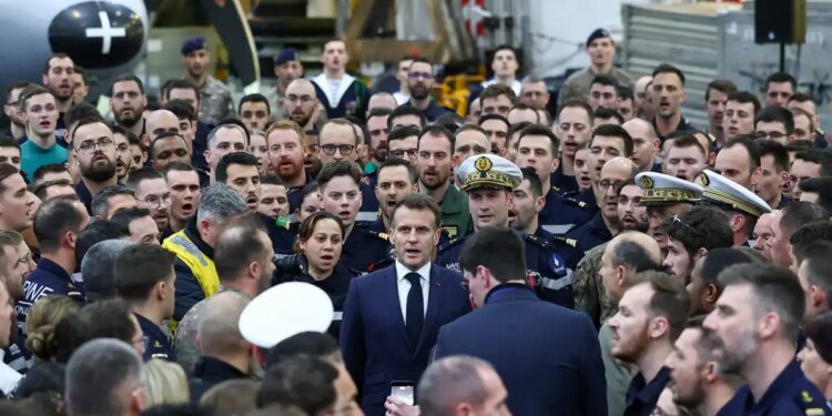 Ο Εμανουέλ Μακρόν τραγούδησε με ναύτες τον Εθνικό Ύμνο της Γαλλίας πάνω στο αεροπλανοφόρο «Σαρλ Ντε Γκωλ»
